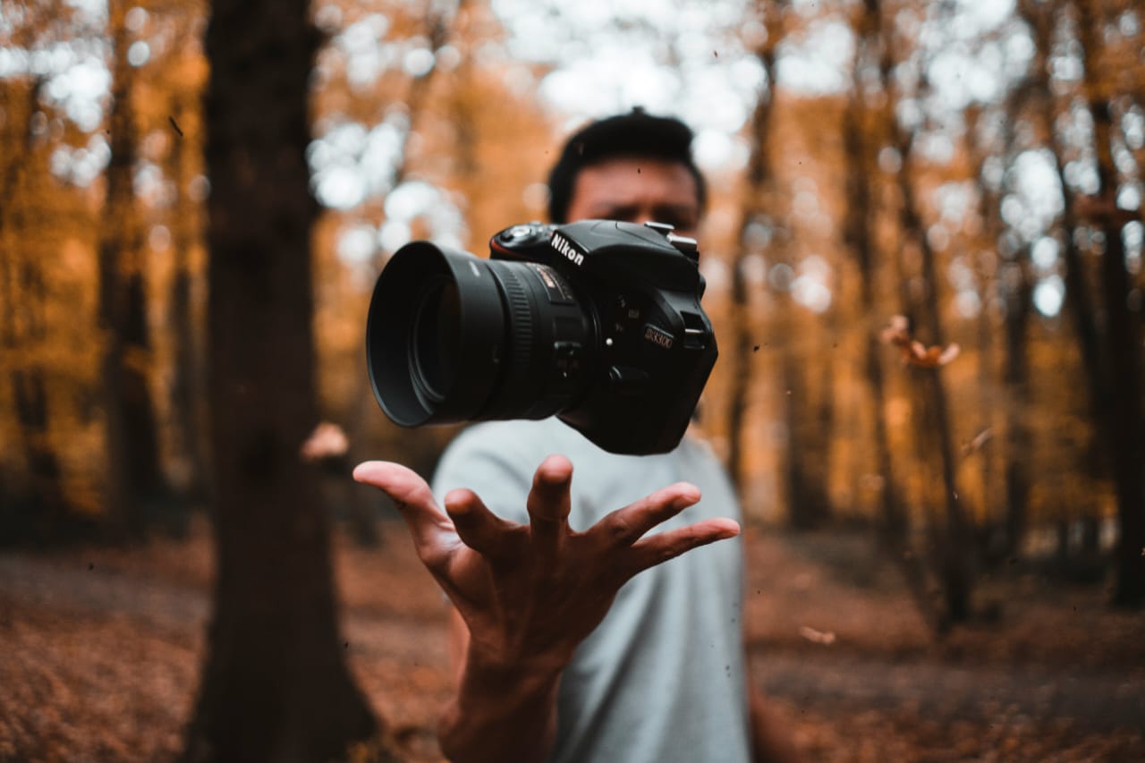 Fotógrafa em ambiente externo